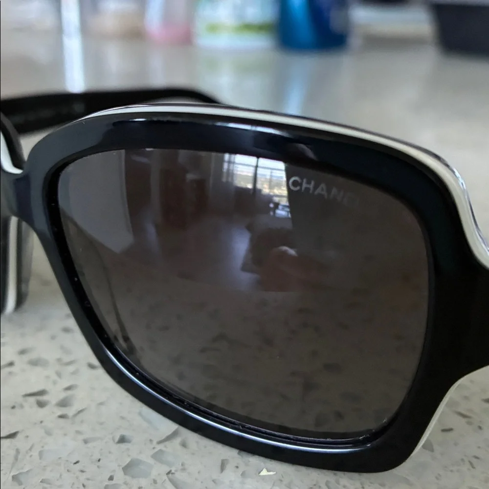 CHANEL Black Sunglasses with case - Picture 4 of 8